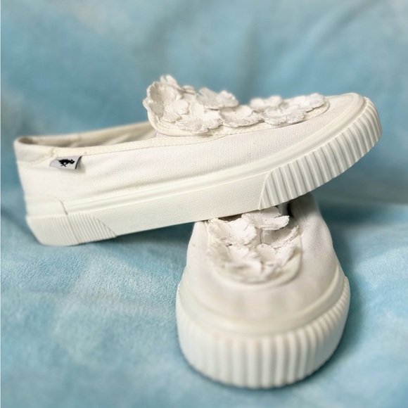 Rocket Dogs Women's 3D White Floral Slip-On Sneakers size 8 in good condition - Picture 1 of 11
